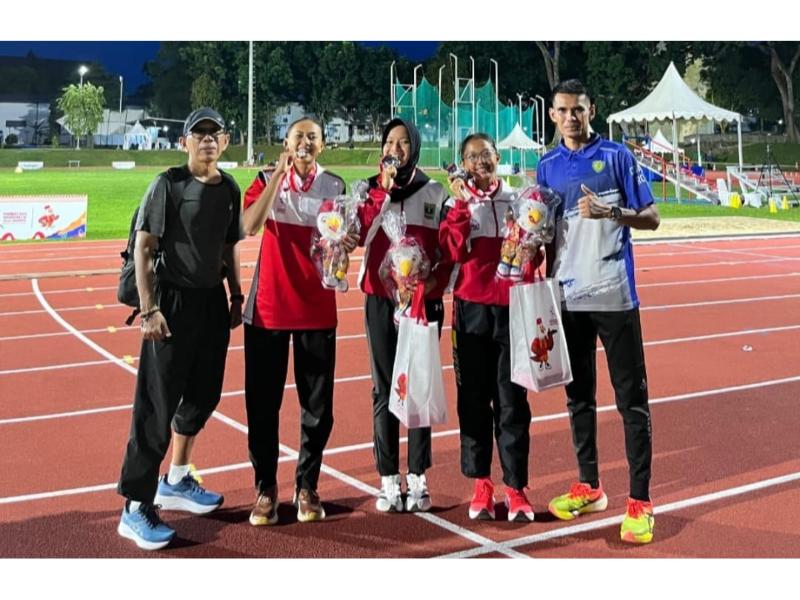 Dari arah kiri pelatih atletik Sumbar Anwar,  Wilna Selvi,  Dwi Allyne Amanda Suci,   Alicia Nur Latifa, dan pelatih Rori. Ketiga atletik ranah Minang itu ditunjuk mewakili Indonesia pada pada ajang 17th SEA U18 dan U20 Athletics Championships 2025. (Foto